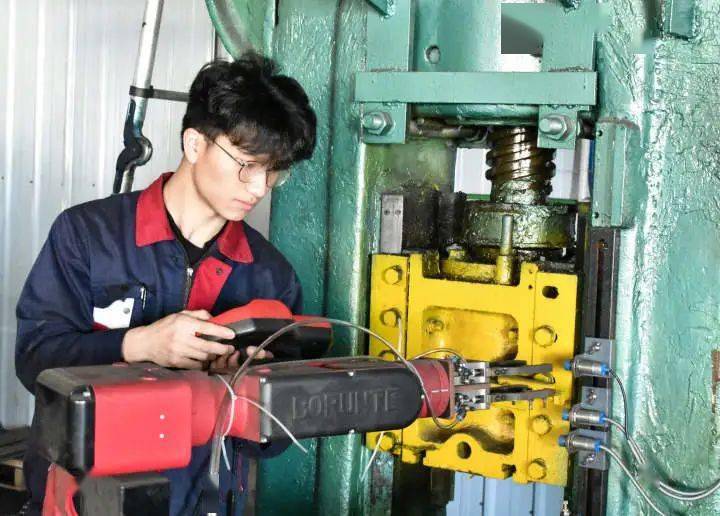 技术成才,23岁温州小伙成全省最年轻的"浙江工匠"_庄庆康_设备_电气